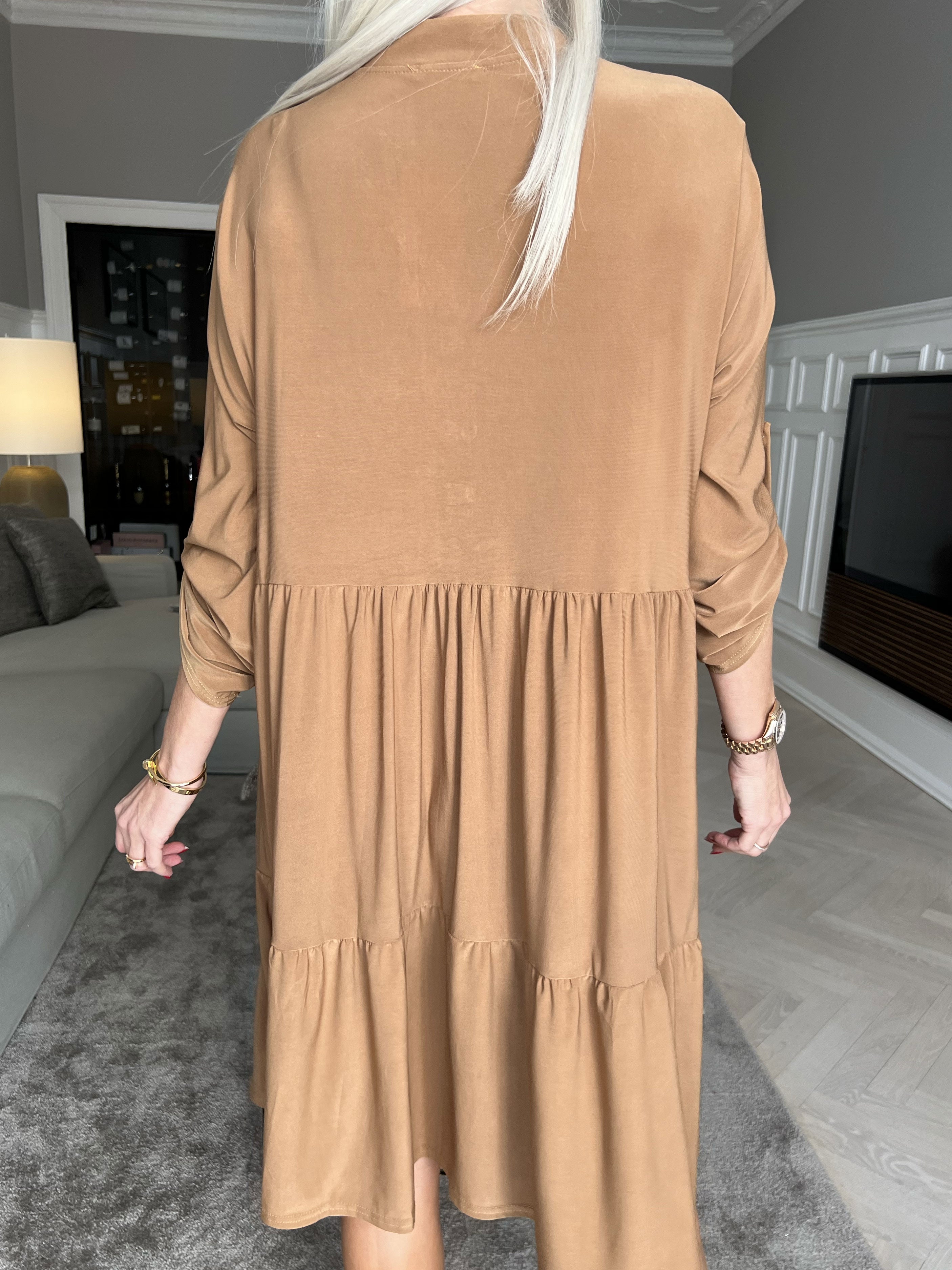 Milano Plain Midi - Ensfarvet kjole med lag på lag look